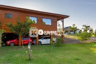 Foto da fachada de uma casa de madeira em Lajeado, Brasil.
