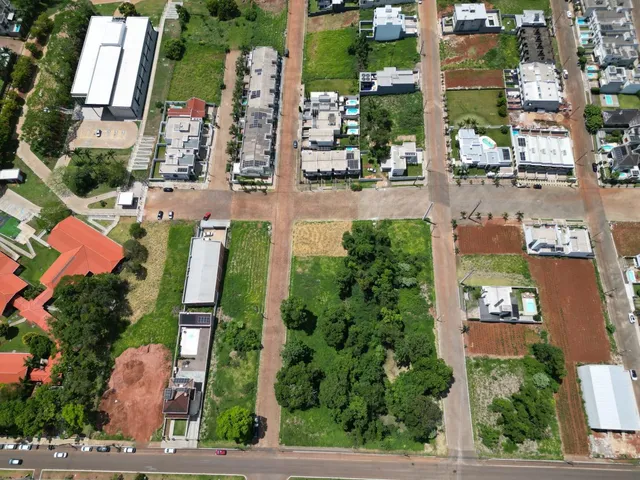Vista aérea de um lote residencial em Lajeado, Brasil, mostrando áreas verdes e estruturas.