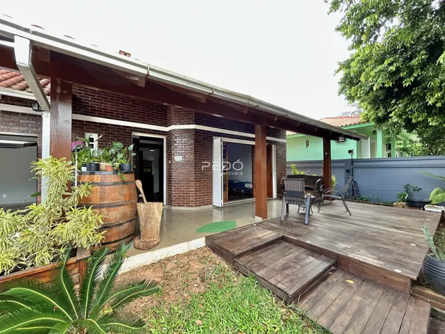 Fachada de uma residência em Lajeado com deck de madeira e jardim na frente.