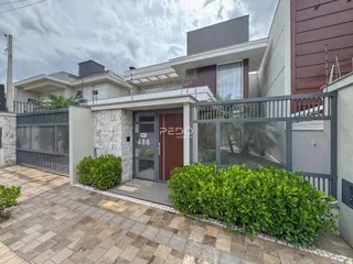 Fachada de uma residência com portão e jardim em Lajeado, Brasil.