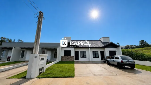 Fachada de uma casa residencial em Lajeado, Brasil, sob luz do sol.