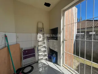 Hall de entrada com piso de cerâmica e porta de vidro voltada para o exterior.