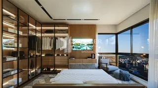 Quarto com armários embutidos e cama de madeira.