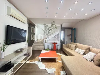 Sala de estar com sofá e televisão em um apartamento no Brasil.