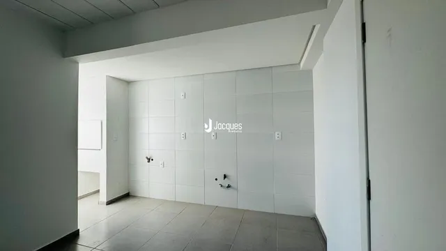 Vista interna de um corredor ou área comum de uma residência.