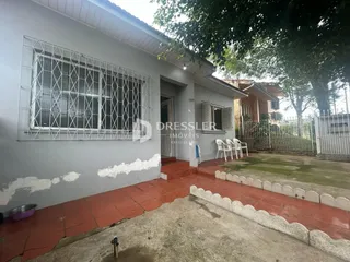 Fachada de uma residência em Lajeado, Brasil, com jardim e pátio frontal.