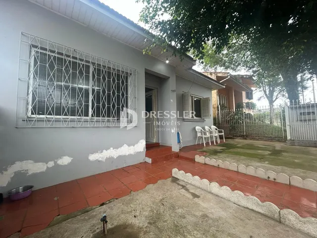 Fachada de uma residência em Lajeado, Brasil, com jardim e pátio frontal.