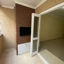 Sala de estar com parede de destaque e televisão montada.
