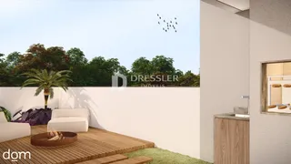 Vista de uma área externa com deck de madeira e mobiliário em Lajeado.