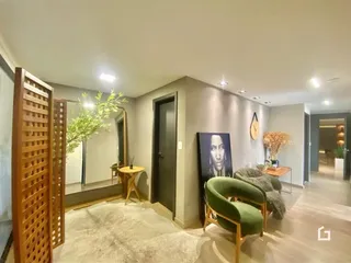 Sala de estar com piso claro e móveis de madeira na residência.