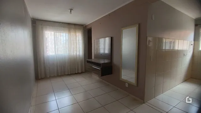 Interior de um ambiente com piso de cerâmica e parede clara.