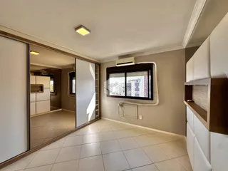 Ambiente interno com piso de cerâmica e paredes claras.