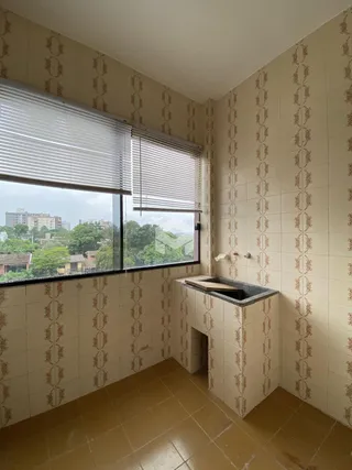 Interior de um ambiente com piso de cerâmica e parede decorada em Lajeado.