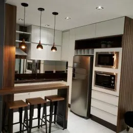 Cozinha moderna com armários e eletrodomésticos em um imóvel.