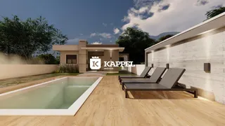 Foto da área externa com piscina e deck de madeira de uma residência em Lajeado.