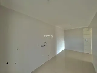 Hall de entrada com paredes brancas e piso claro.