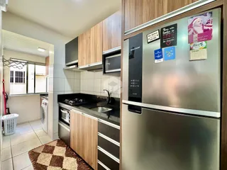 Vista da cozinha e área de passagem de um imóvel em Lajeado.