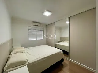 Foto de um quarto com cama e janela em um imóvel no Brasil.