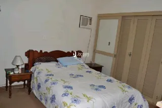 Quarto com cama e móveis de madeira.
