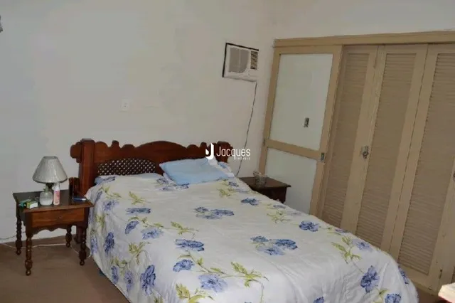 Quarto com cama e móveis de madeira.