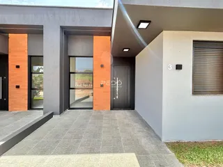 Fachada moderna de uma residência em Lajeado, Brasil, com entrada e área externa.