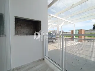 Vista de um canto interno de uma sala com parede texturizada e área externa.