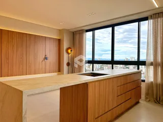 Cozinha moderna com grandes janelas que oferecem uma vista panorâmica.