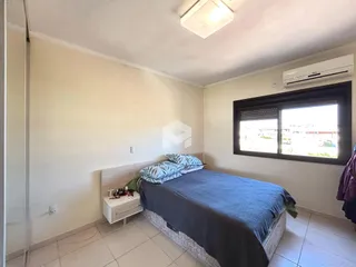Quarto com cama e janela em um imóvel no Brasil.