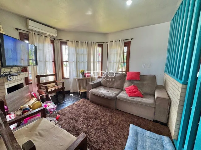 Sala de estar com sofá e decoração de madeira em um imóvel no Brasil.