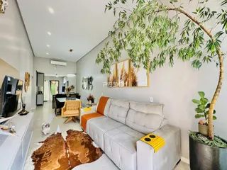 Sala de estar com sofá e decoração em ambiente interno.