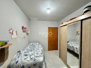 Quarto com cama e armário de madeira na residência.