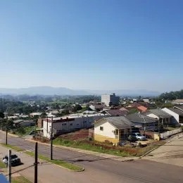 Vista panorâmica de casas e paisagem de montanhas em Lajeado, Brasil.