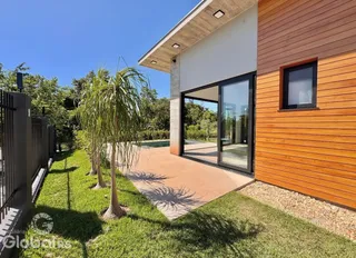 Fachada de uma residência moderna com revestimento de madeira e área externa em Lajeado, Brasil.