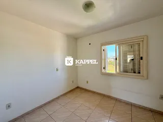 Uma foto de um cômodo interno com piso de cerâmica e uma janela.