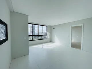 Ambiente interno de uma sala com grande janela em um imóvel em Lajeado.