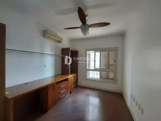 Ambiente interno com piso de madeira e janela na sala.