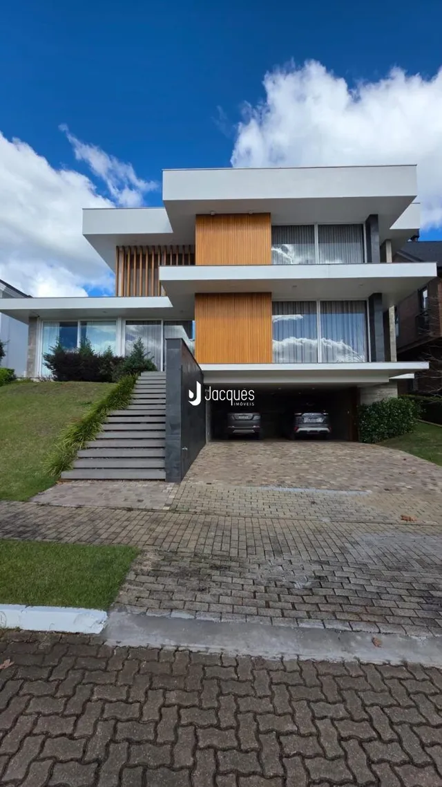 Casa com 4 dormitórios
