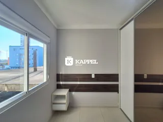 Hall de entrada com painel de madeira e janela.