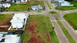 Vista aérea de uma residência em Lajeado, Brasil, mostrando o terreno e a estrutura da casa.