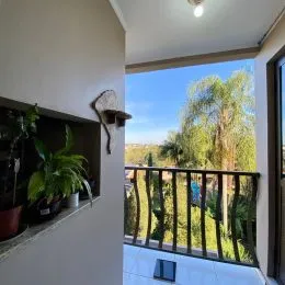 Vista externa de um imóvel com vegetação ao fundo.