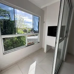 Vista externa através de uma grande janela no imóvel.