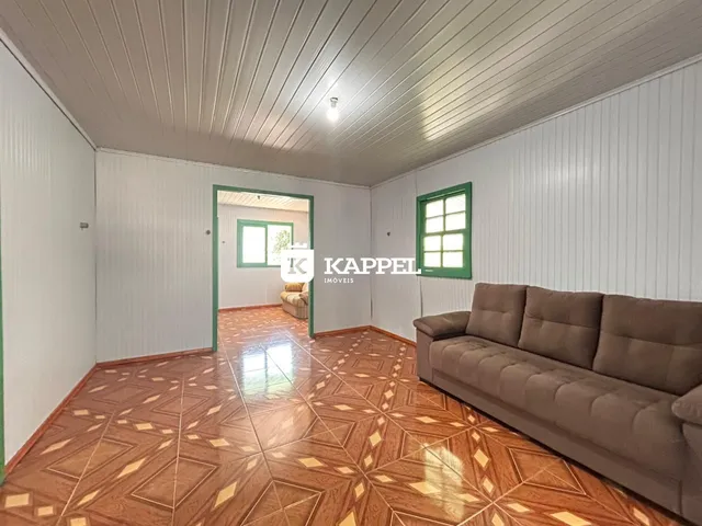 A sala de estar apresenta um sofá e um piso de ladrilhos.