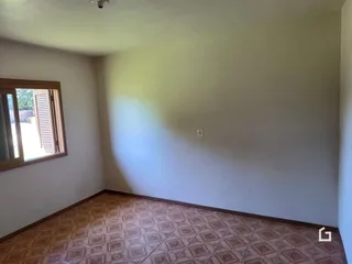 Foto de uma sala com piso de cerâmica e janela.