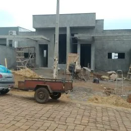 Fachada de um prédio em construção em Lajeado, Brasil.