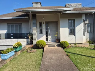 Fachada de uma casa residencial em Lajeado, Brasil, com jardim frontal.