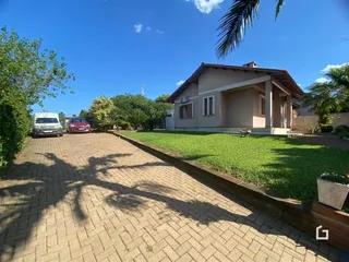 Fachada de uma casa em Lajeado, Brasil, com jardim e entrada pavimentada.