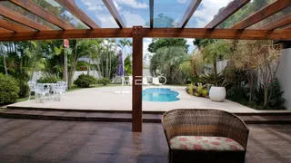 Vista externa de um jardim com piscina e área de lazer em Lajeado.