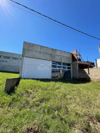 Fachada de um prédio com garagem branca em Lajeado.