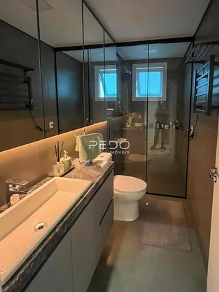 Foto de um banheiro moderno com azulejos e divisória de vidro.