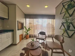 Sala de estar com móveis de madeira e piso de cerâmica.